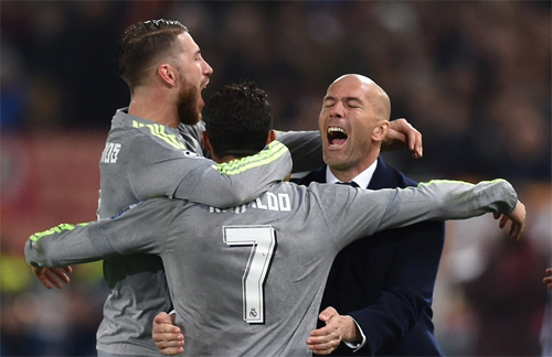 Zidane (phải) chưa để thua trận nào trên cương vị HLV Real. Ảnh: Reuters